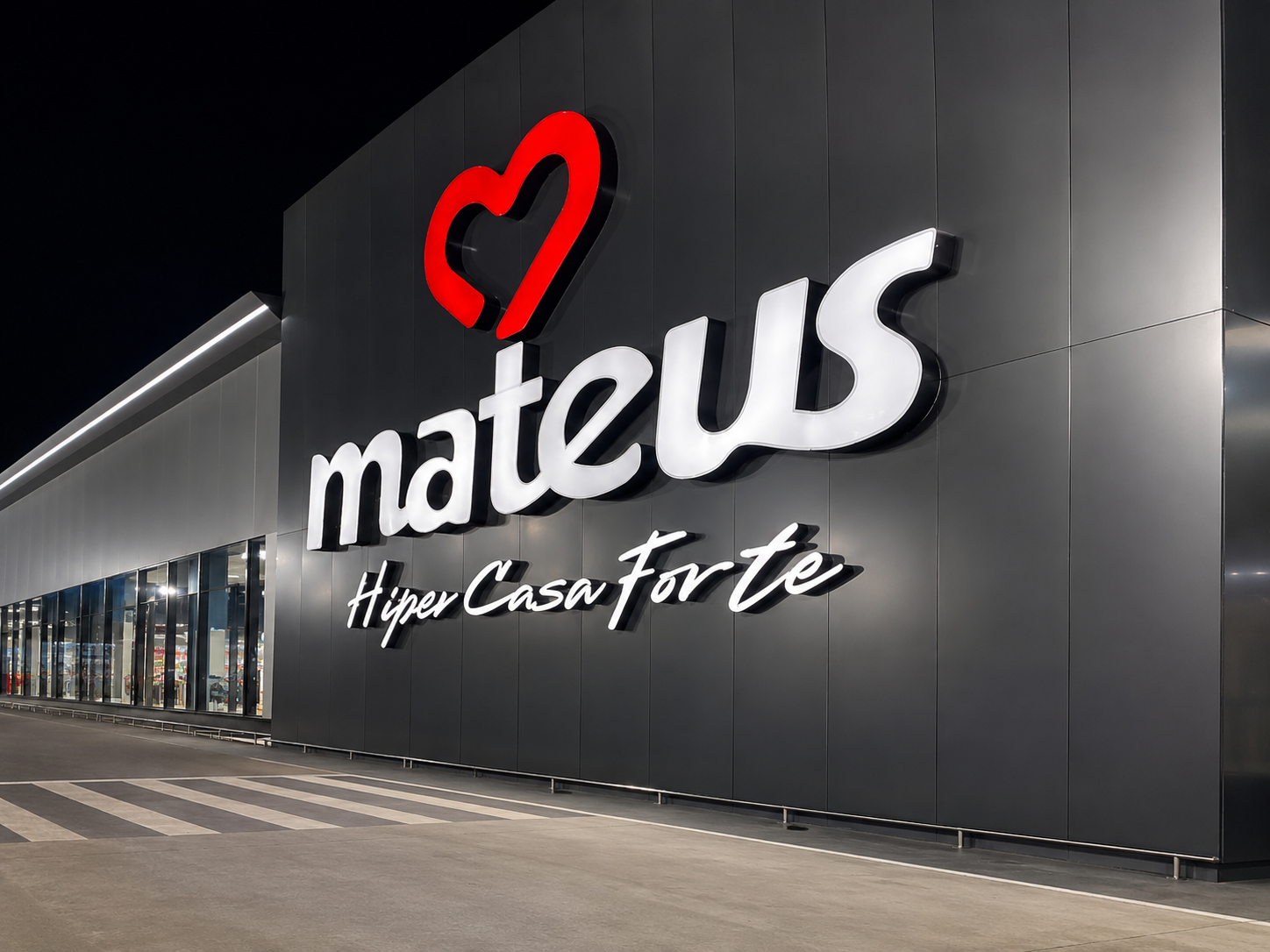 Fachada noturna do Mateus Hiper Casa Forte com letras-caixa iluminadas