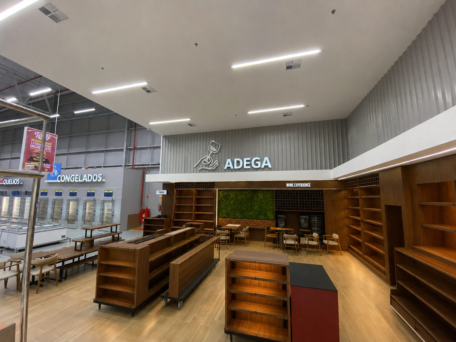 Área de adega com mobiliário em madeira e ambientação corporativa em supermercado